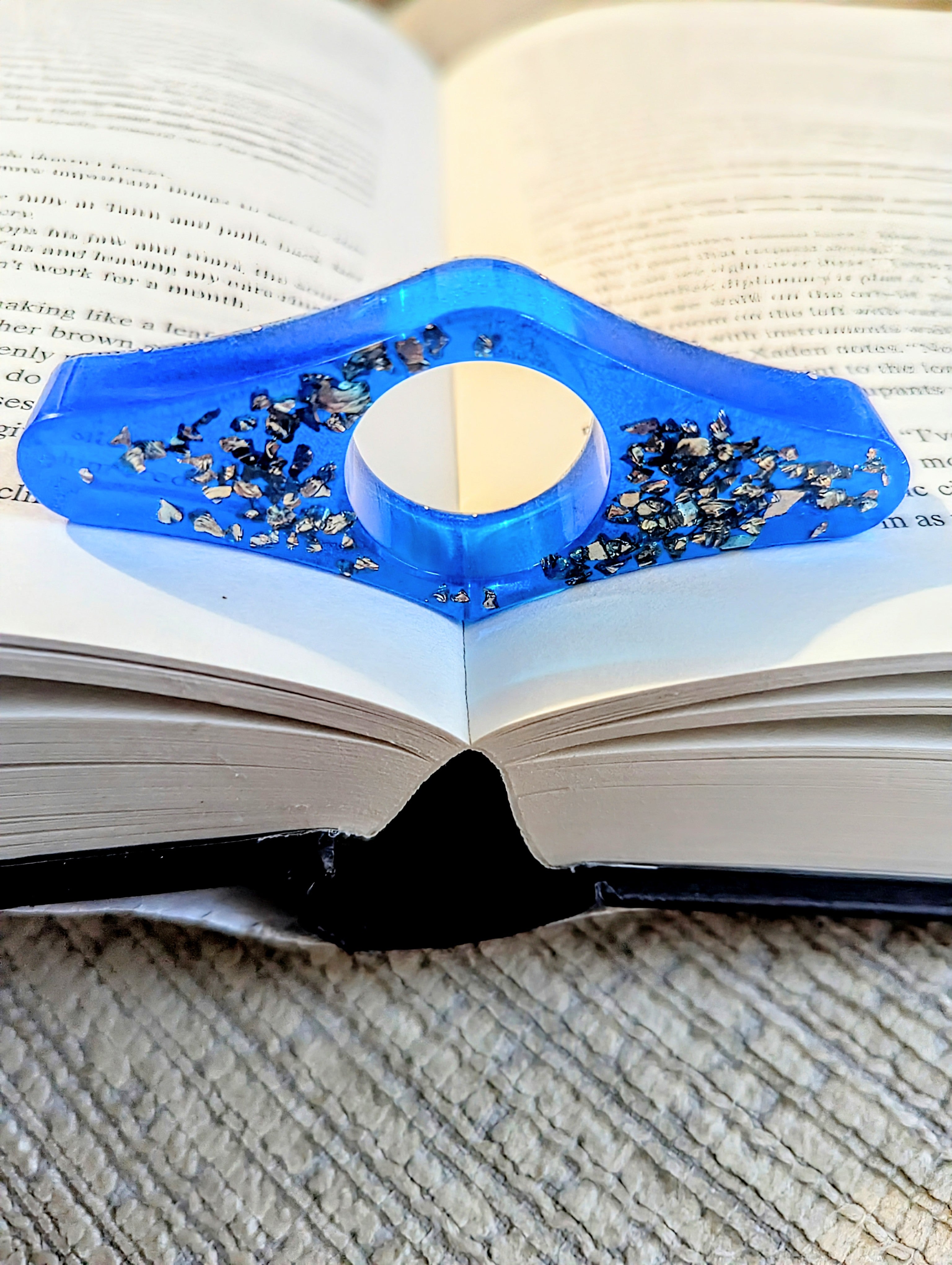Lapis Leaf Diamond Thumb Page Holder
