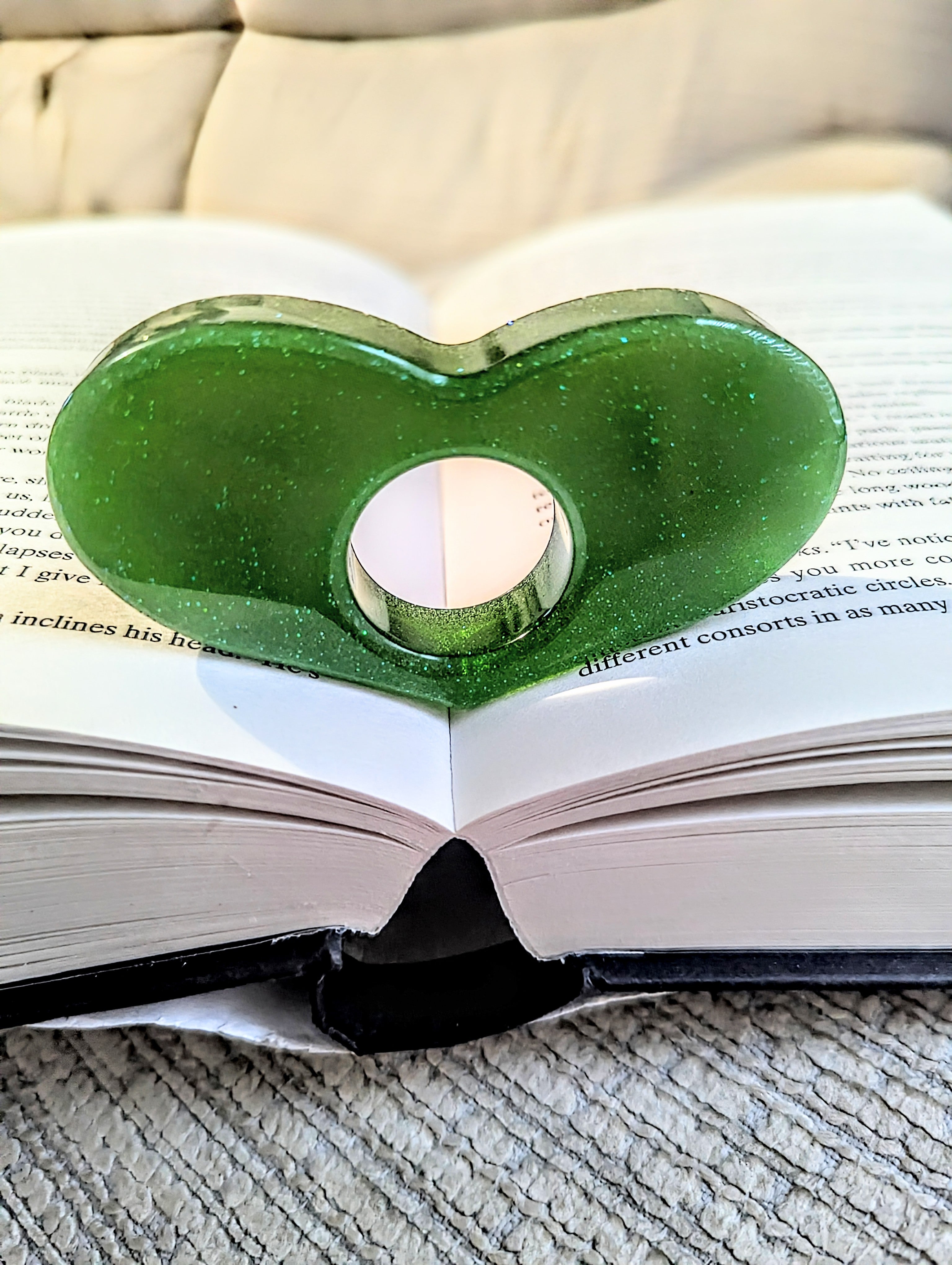 Enchanted Evergreen Heart Thumb Page Holder