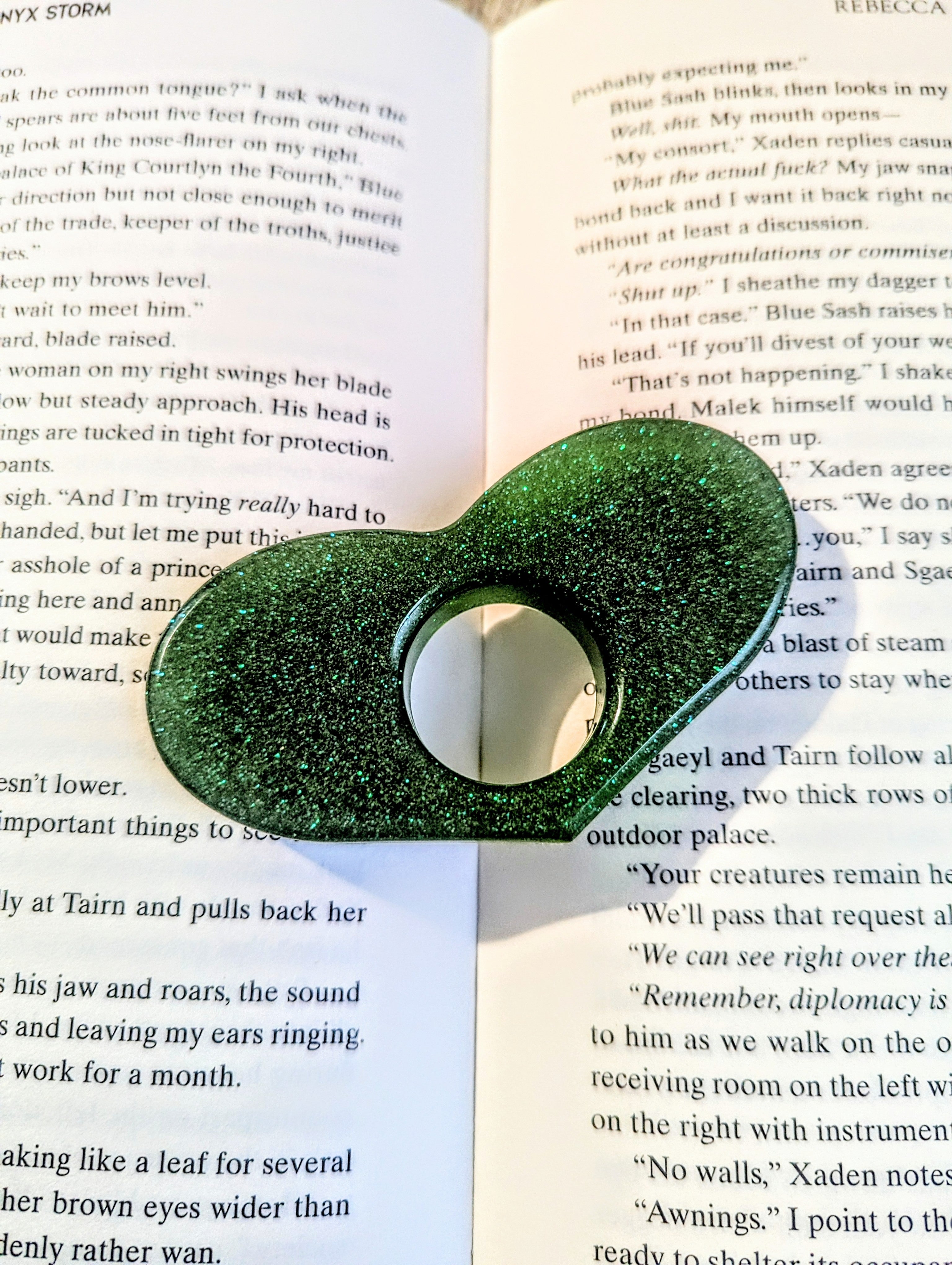 Enchanted Evergreen Heart Thumb Page Holder