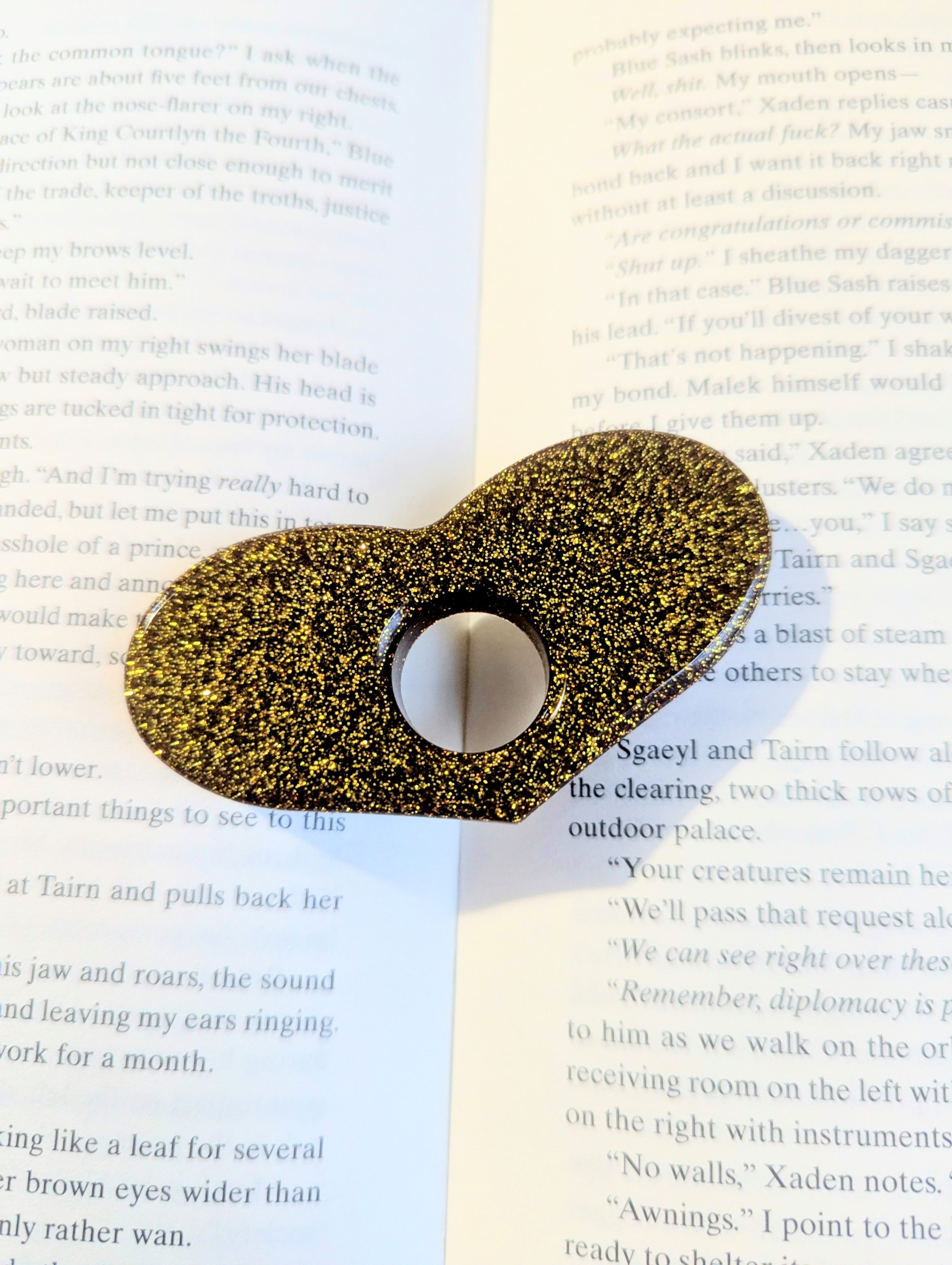 Ruby Shimmer Heart Thumb Page Holder