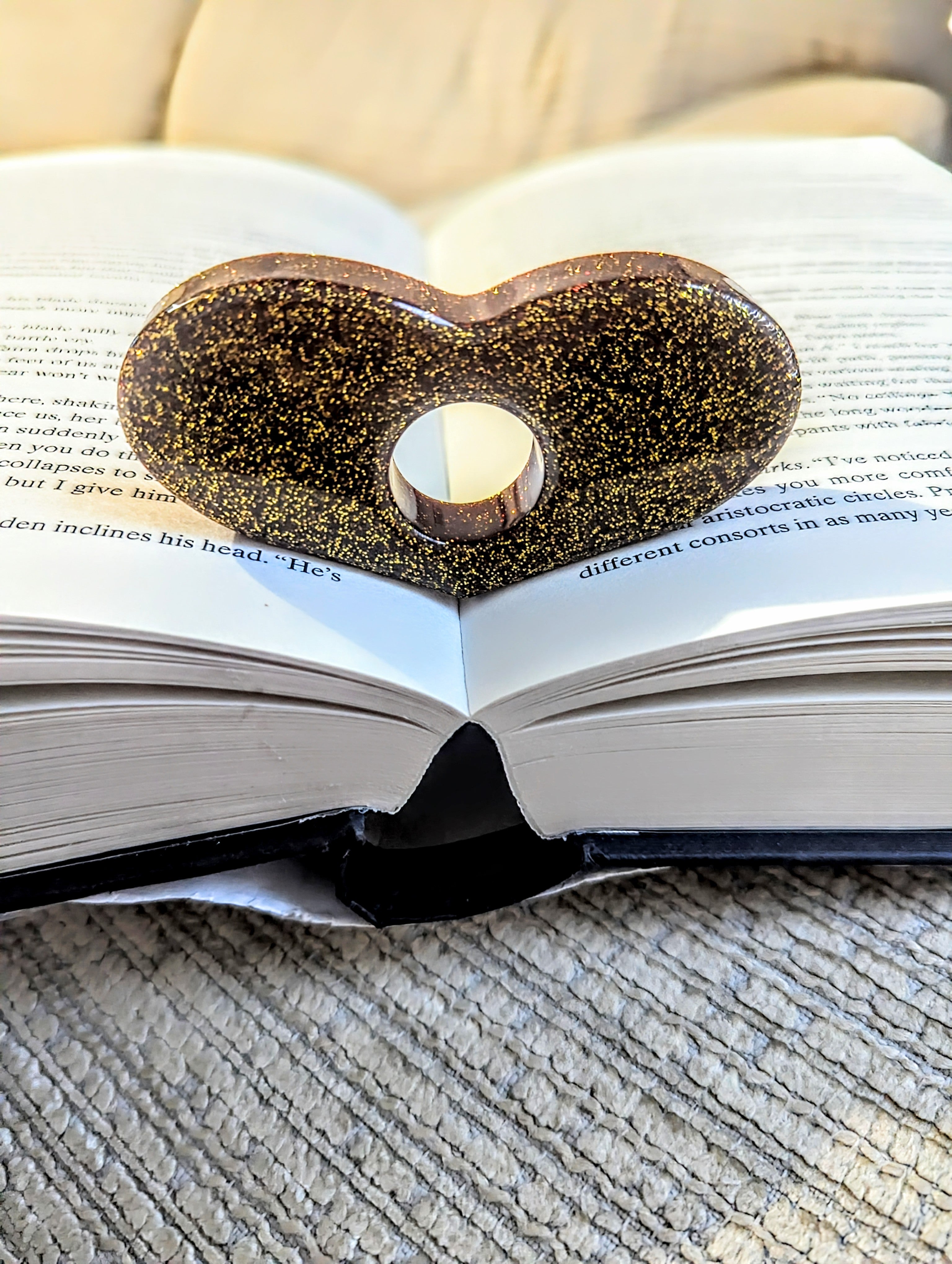 Ruby Shimmer Heart Thumb Page Holder